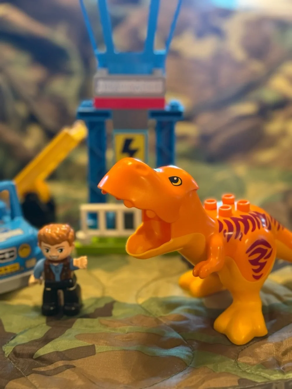 LEGO Jurassic World DUPLO Set Jurassic Park Owen Grady Dinosaur - Picture 6 of 6